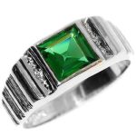 Men’s white gold ring with emerald and brilliant