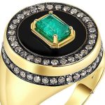 Men’s 18K yellow gold ring with emerald and brown brilliant