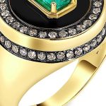 Men’s 18K yellow gold ring with emerald and brown brilliant