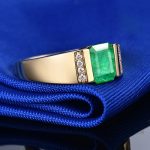 Men’s ring with emerald and brilliant