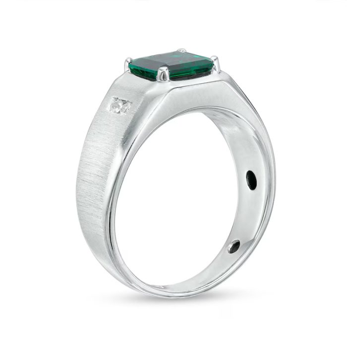 Men’s 18K yellow gold ring with emerald