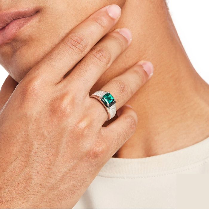 Men’s 18K yellow gold ring with emerald