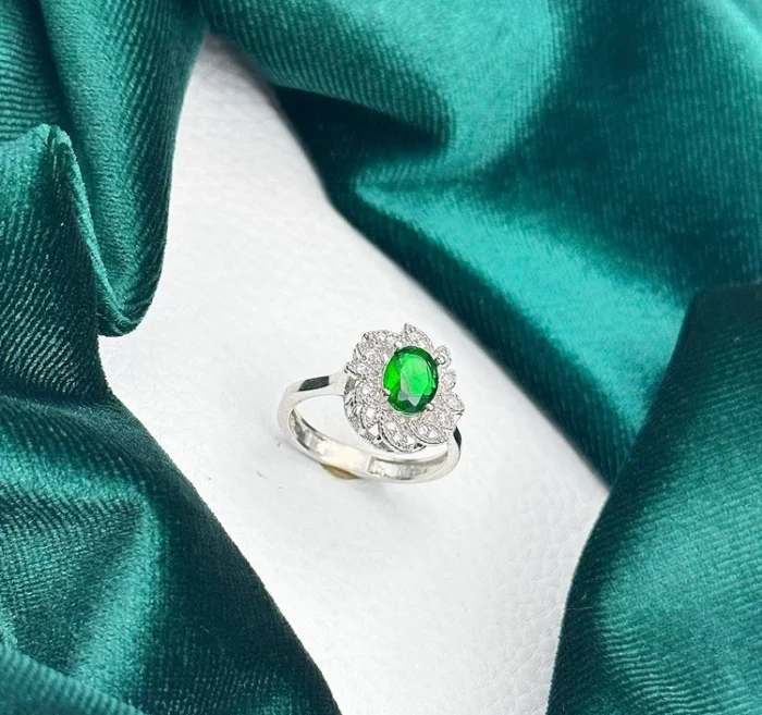 Women’s Emerald Flower Design Ring – Code 10273