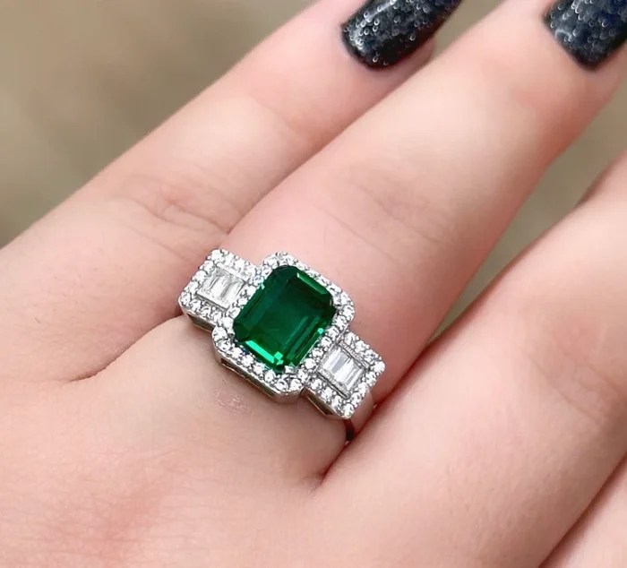 Women’s Emerald Gemstone Gold Ring – Square Block Design – Code 10517