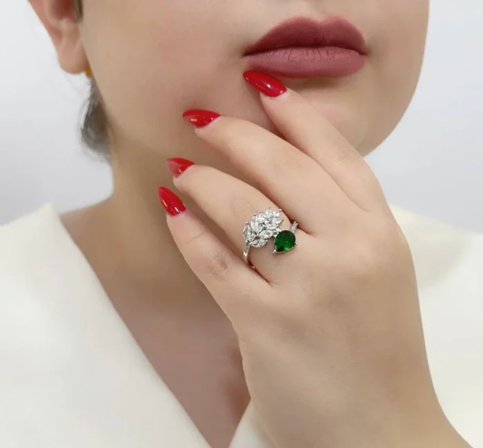 Tear and Petal Emerald Gold Ring – Code 11191